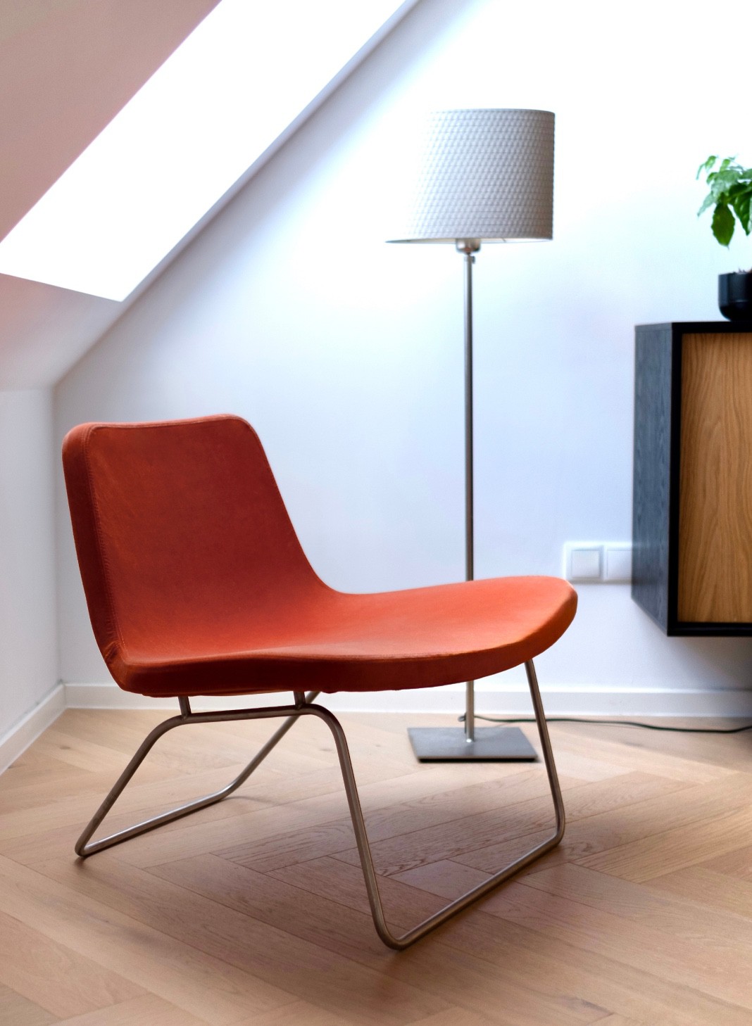 skoor-work-red-chair